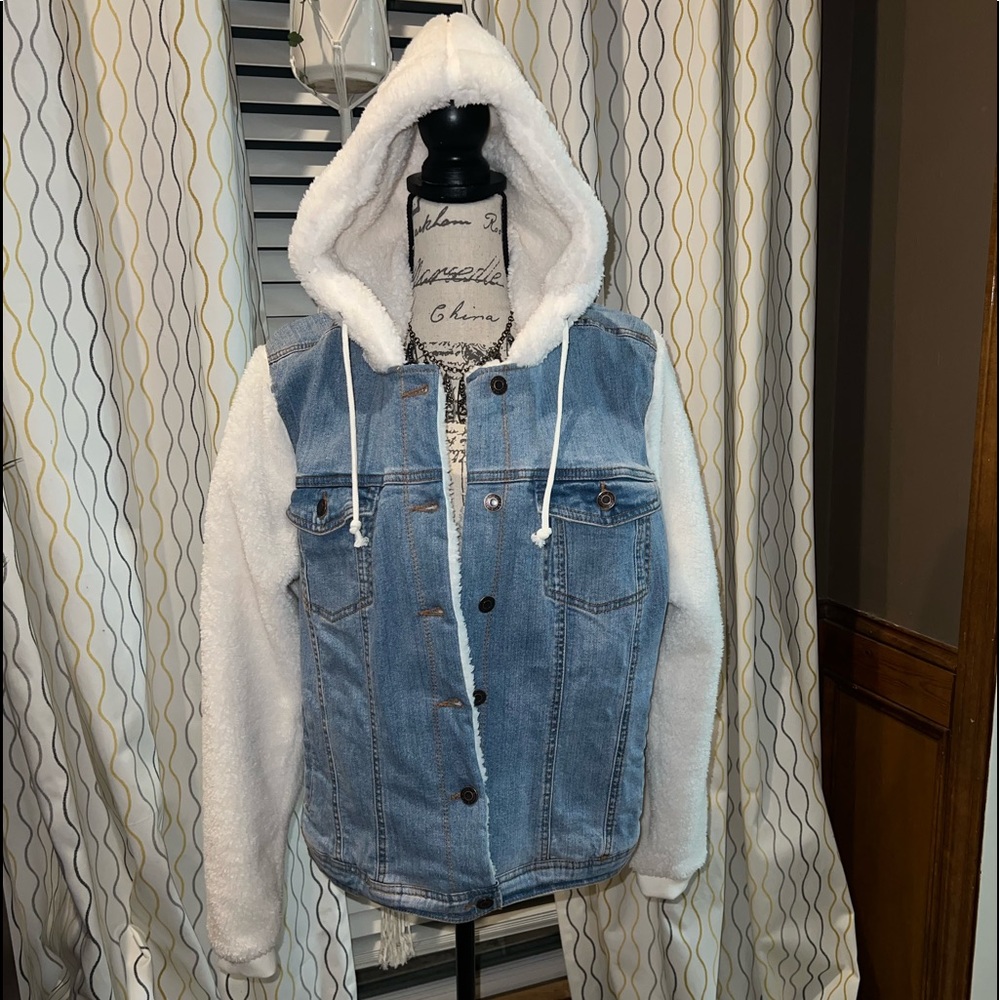 NWOT Maurice’s Denim and White Soft Teddy Sleeves Denim Jacket. Size 1x 🤍